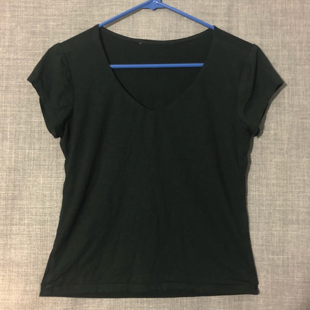 Black V-back T-shirt